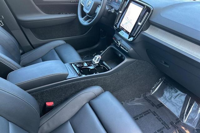 Photo of 2025 Crystal White Volvo XC40