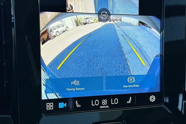 Photo of 2025 Crystal White Volvo XC40