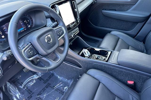 Photo of 2025 Crystal White Volvo XC40