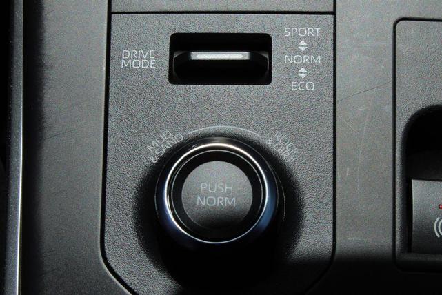 Photo of 2024 Midnight Black Metallic Toyota Highlander