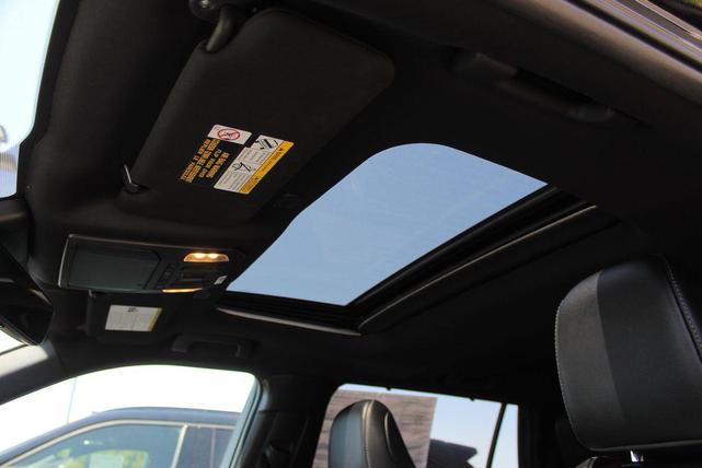 Photo of 2024 Midnight Black Metallic Toyota Highlander