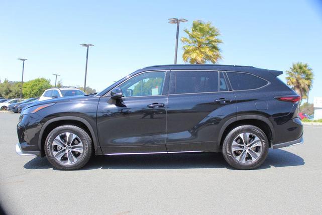 Photo of 2024 Midnight Black Metallic Toyota Highlander