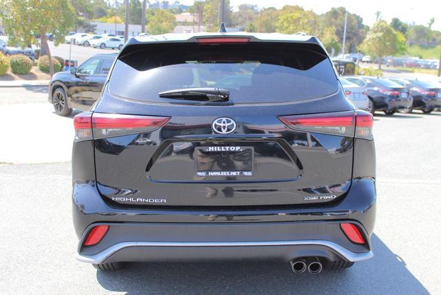 Photo of 2024 Midnight Black Metallic Toyota Highlander
