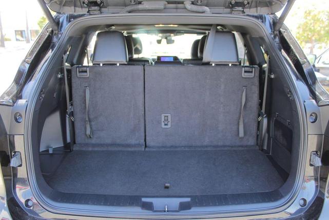 Photo of 2024 Midnight Black Metallic Toyota Highlander