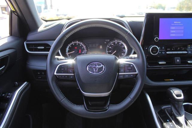 Photo of 2024 Midnight Black Metallic Toyota Highlander