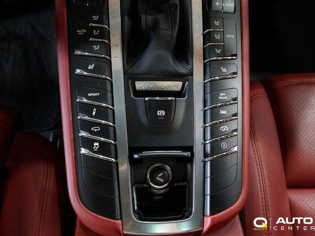 Photo of 2017 Rhodium Silver Metallic Porsche Macan