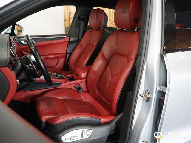 Photo of 2017 Rhodium Silver Metallic Porsche Macan