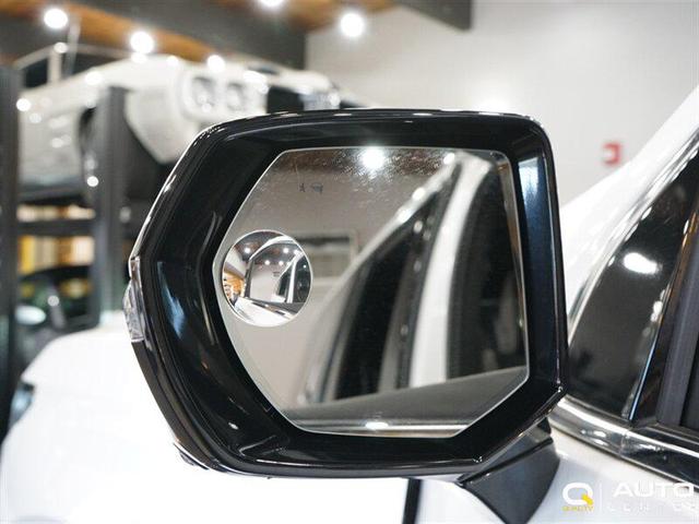 Photo of 2021 Crystal White Tricoat Cadillac Escalade