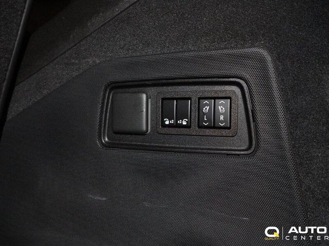 Photo of 2021 Crystal White Tricoat Cadillac Escalade