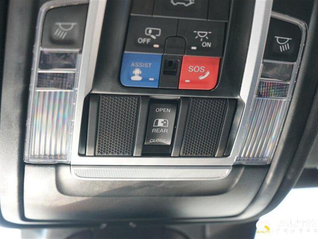Photo of 2023 Ivory Tri-Coat Pearl RAM 1500