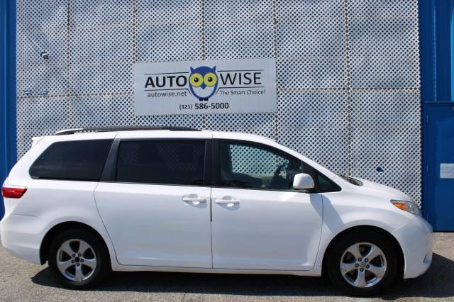 Photo of 2015 Super White Toyota Sienna
