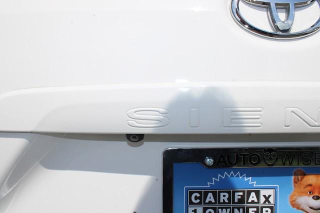 Photo of 2015 Super White Toyota Sienna