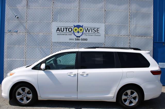 Photo of 2015 Super White Toyota Sienna