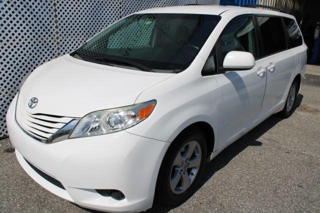 Photo of 2015 Super White Toyota Sienna
