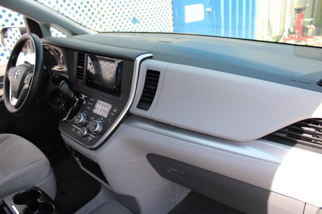 Photo of 2015 Super White Toyota Sienna