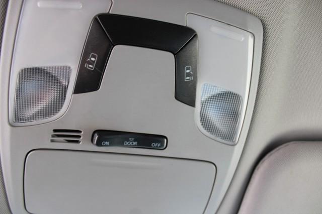 Photo of 2015 Super White Toyota Sienna