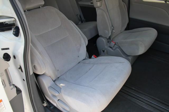Photo of 2015 Super White Toyota Sienna