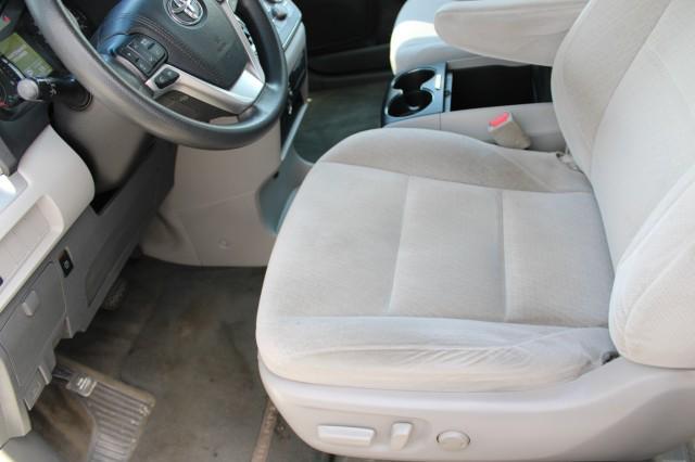 Photo of 2015 Super White Toyota Sienna