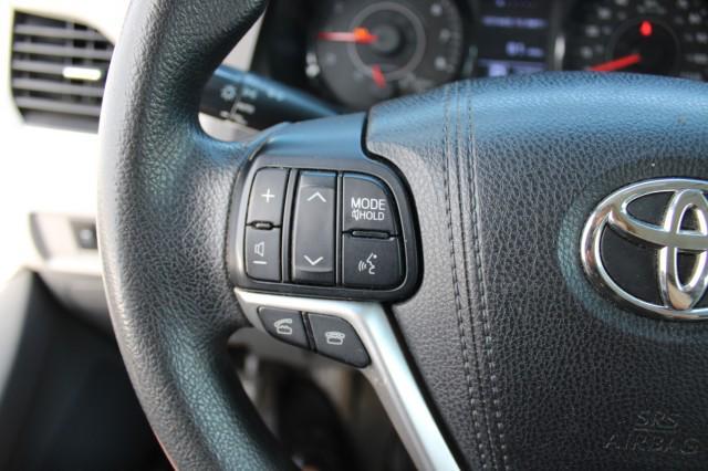 Photo of 2015 Super White Toyota Sienna
