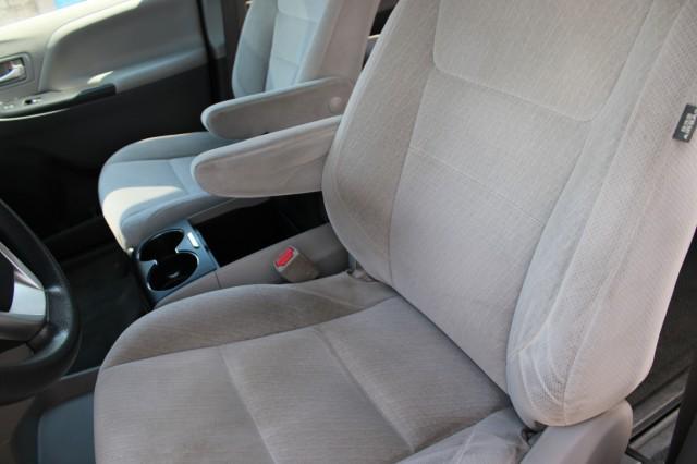 Photo of 2015 Super White Toyota Sienna