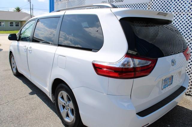 Photo of 2015 Super White Toyota Sienna