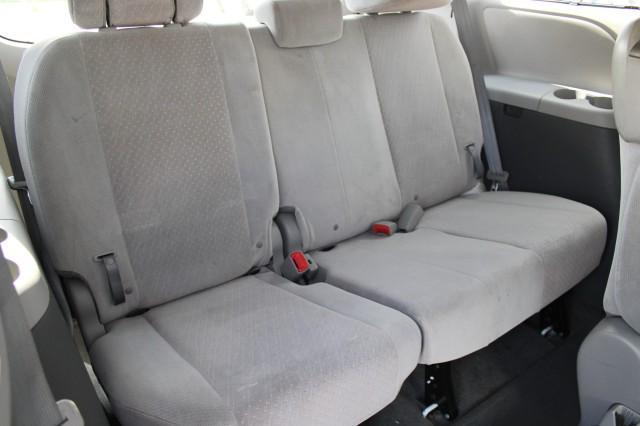 Photo of 2015 Super White Toyota Sienna