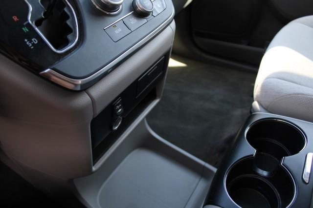 Photo of 2015 Super White Toyota Sienna