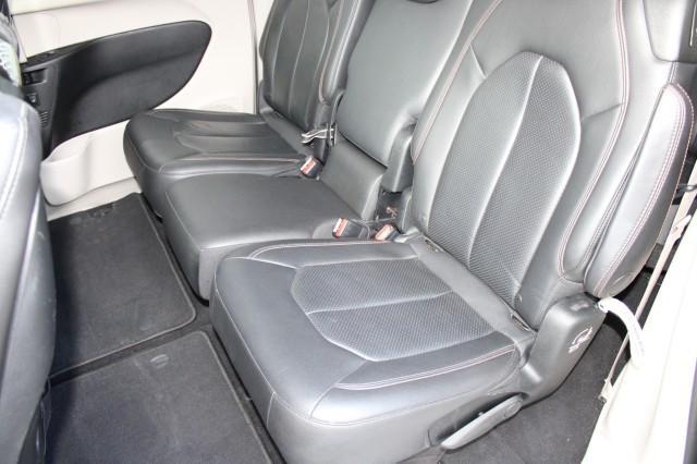 Photo of 2018 Molten Silver Chrysler Pacifica