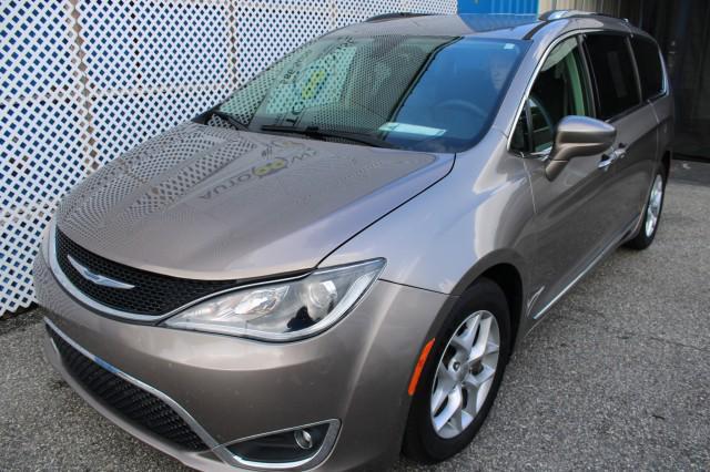 Photo of 2018 Molten Silver Chrysler Pacifica