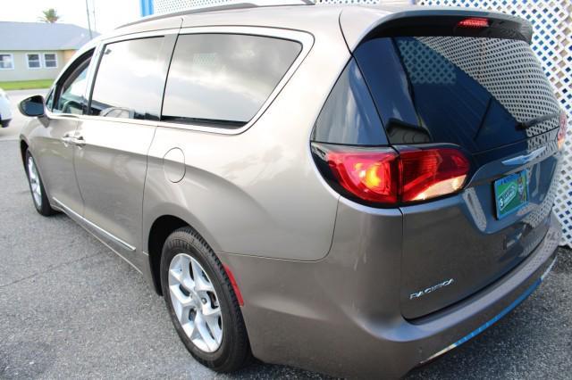 Photo of 2018 Molten Silver Chrysler Pacifica