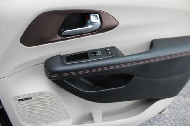 Photo of 2018 Molten Silver Chrysler Pacifica
