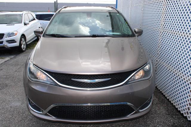 Photo of 2018 Molten Silver Chrysler Pacifica