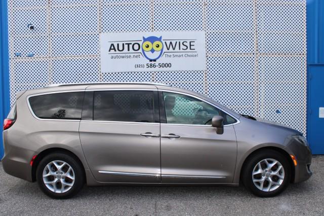 Photo of 2018 Molten Silver Chrysler Pacifica