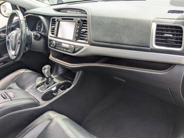 Photo of 2019 Ooh La La Rouge Mica Toyota Highlander