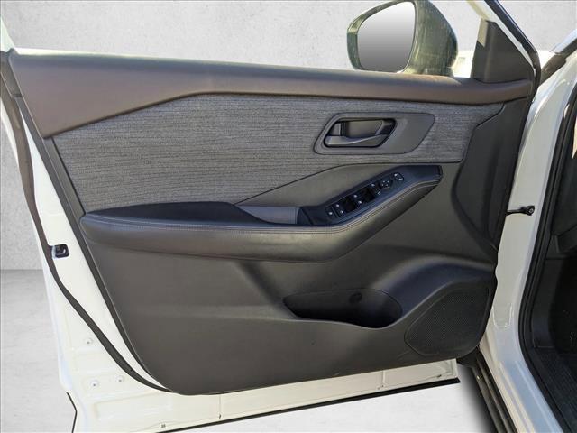 Photo of 2021 Glacier White Nissan Rogue