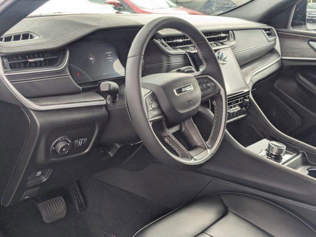 Photo of 2025 Bright White Clearcoat Jeep Grand Cherokee