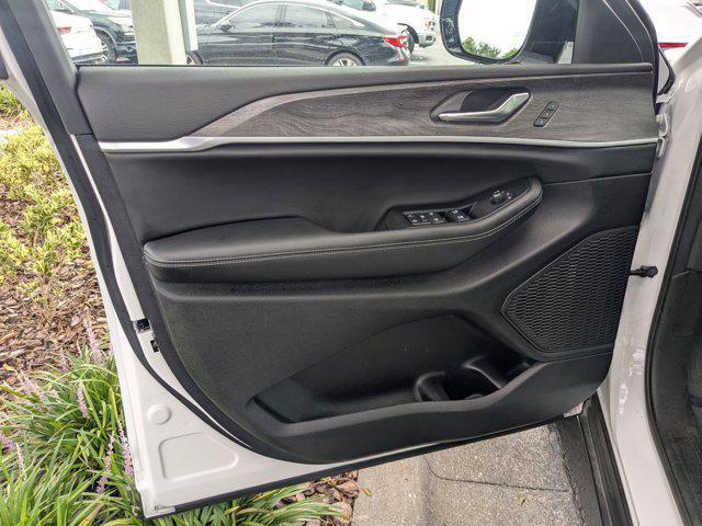 Photo of 2025 Bright White Clearcoat Jeep Grand Cherokee