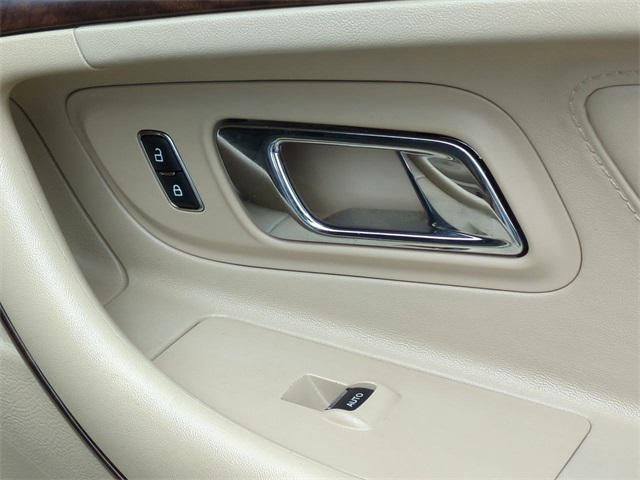 Photo of 2019 WHITE PLATINUM MET TRI-COAT Ford Taurus