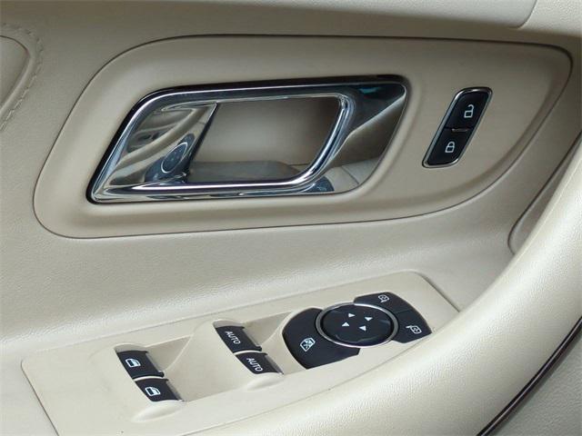 Photo of 2019 WHITE PLATINUM MET TRI-COAT Ford Taurus