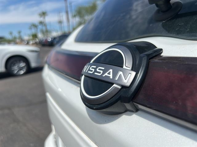 Photo of 2023 Aspen White Tricoat/Super Black Nissan Kicks