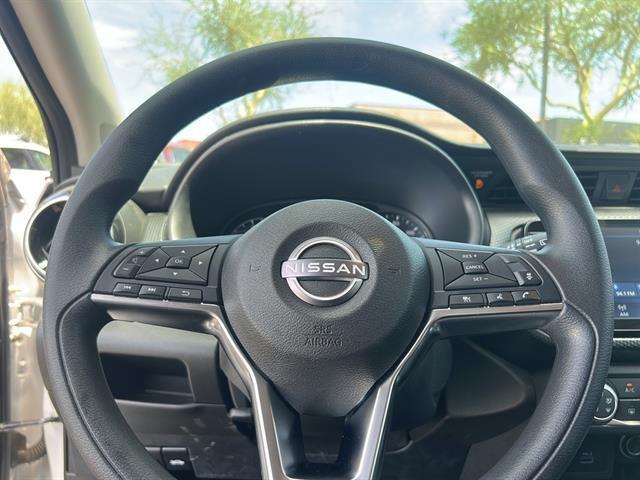Photo of 2023 Aspen White Tricoat/Super Black Nissan Kicks