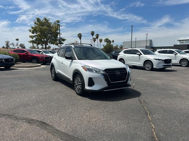 Photo of 2023 Aspen White Tricoat/Super Black Nissan Kicks
