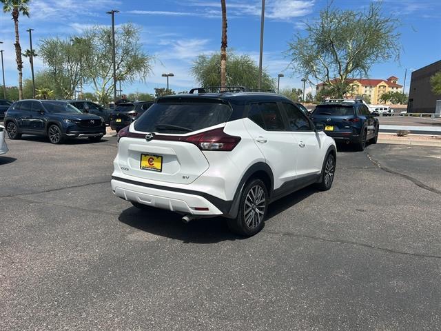 Photo of 2023 Aspen White Tricoat/Super Black Nissan Kicks