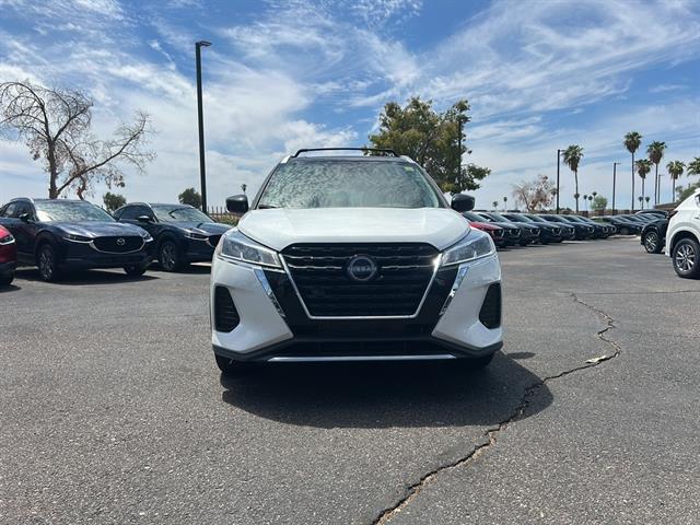 Photo of 2023 Aspen White Tricoat/Super Black Nissan Kicks