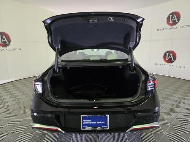 Photo of 2024 Onyx Black Hyundai SONATA Hybrid
