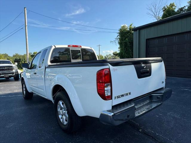 Photo of 2013 Glacier White Nissan Frontier
