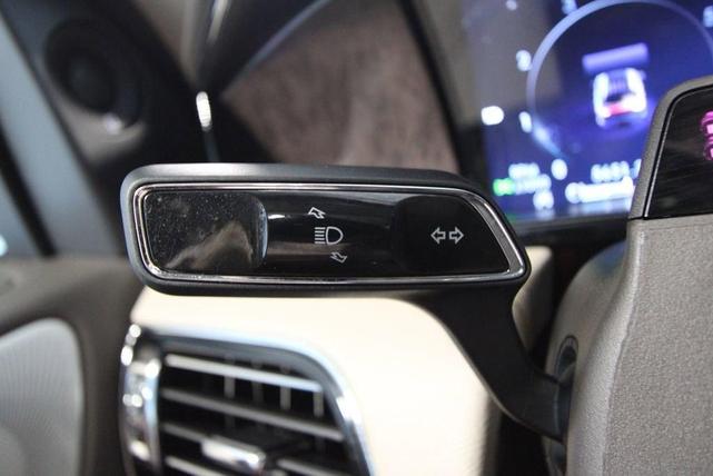 Photo of 2024 Pristine White Lincoln Navigator L