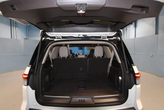 Photo of 2024 Pristine White Lincoln Navigator L