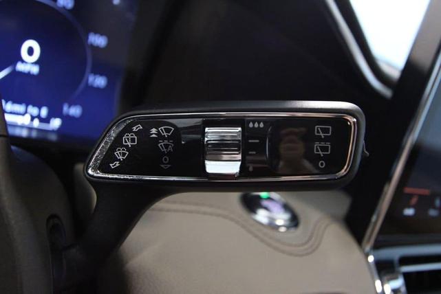 Photo of 2024 Pristine White Lincoln Navigator L