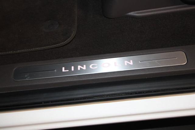 Photo of 2024 Pristine White Lincoln Navigator L